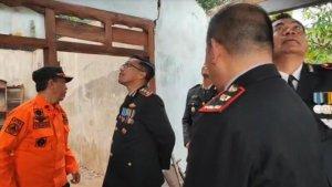 Kapolres-Trenggalek-AKBP-Alith-Alarino-meninjau-rumah-korban-terdampak-gempa-Bantul.jpg