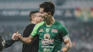 Kapten-Persebaya-Surabaya-Bruno-Moreira-di-laga-Liga-1-20242025.jpg
