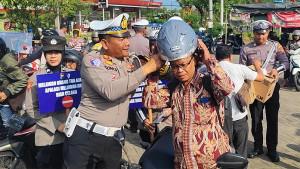 Kasatlantas-Polres-Trenggalek-AKP-Sony-Suhartanto-membagikan-helm-baru-kepada-pengendara.jpg
