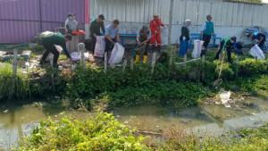 Kegiatan-bersih-bersih-sampah-di-sekitar-Sungai-Manyar-Sidomukti.jpg