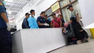 Keluarga-korban-KMP-Tunu-Pratama-Jaya-yang-teridentifikasi.jpg