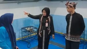 Kepala-Dinkes-Bojonegoro-Ninik-Susmiati-sidak-dapur-SPPG-7102025.jpg