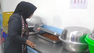 Kepala-Dinkes-Bojonegoro-Ninik-Susmiati-sidak-dapur-SPPG.jpg