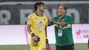 Kiper-Persebaya-Andhika-Ramadhani-menjadi-pahlawan-di-laga-lawan-Arema-FC.jpg