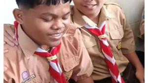 Kisah-Enggar-Siswa-SMK-Kediri-yang-Dapat-Sepatu-Hasil-Patungan-Teman-Sekelas-Tiap-Hari-Jualan-Tempe.jpg