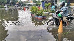 Kondisi-banjir-di-Terminal-Purabaya-Surabaya.jpg
