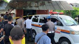 Korban-Mr-X-saat-dievakuasi-petugas-Polres-Lamongan-dari-TKP-Rabu-1512025.jpg