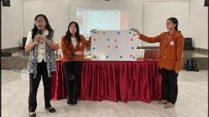 Kristin-Anggraini-kiri-saat-menyampaikan-materi-dalam.jpg