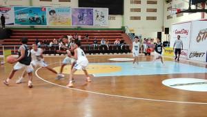 LAGA-PERDANA-Tim-basket-putra-SMAN-1-Jember-mengalahkan-SMKN-1-Sumberasih-den.jpg