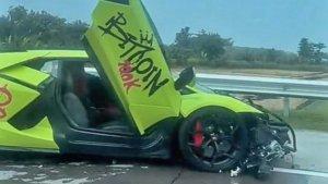 surabaya/LAMBORGHINI-TABRAKAN-Kondisi-mobil-Lamborghini-Revuelto-seusai-terlibat-kecelakaan-menabrak.jpg