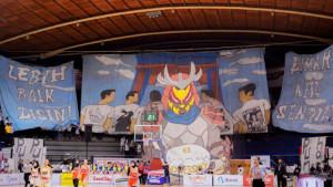 LAUTAN-BIRU-Tribun-timur-DBL-Arena-Surabaya-berubah-jadi-lautan-biru-d.jpg