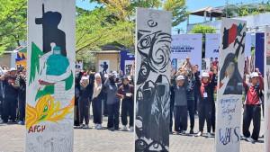 LUKISAN-PERDAMAIAN-Ribuan-mahasiswa-baru-Universitas-Muhammadiyah-Sura.jpg