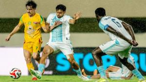 Laga-berakhir-imbang-0-0-meski-Persebaya-menjalani-laga-dengan-9-pemain.jpg