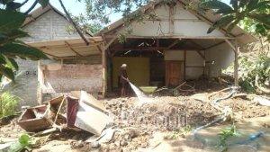 Longsor-ini-merusak-5-rumah-dan-menutup-akses-ke-Pantai-Klatak.jpg