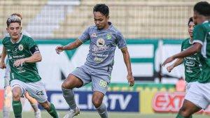 M-Hidayat-saat-beraksi-di-laga-PSS-Sleman-vs-Persebaya.jpg