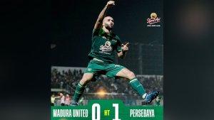 M-Rashid-jebol-gawang-Madura-United.jpg