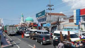 MACET-Kendaraan-terjebak-macet-di-jalan-depan-Pelabuhan.jpg