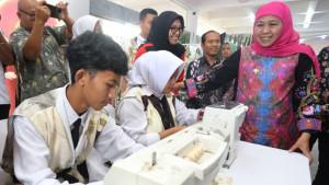 MEA-2025-Gubernur-Khofifah-Indar-Parawansa-saat-membuka-kegiatan-kegiatan-Millennial-Entr.jpg