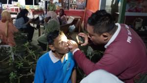 MEMERIKSA-KONDISI-Tim-medis-dari-Puskesmas-Besole-memeriksa-ko.jpg