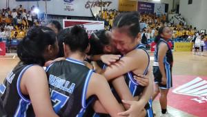 MENANGIS-Ekspresi-pemain-basket-putri-SMAN-1-Glagah-Banyuwangi-di-G.jpg