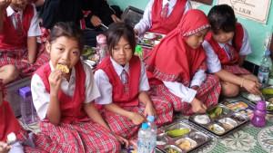 MENIKMATI-MBG-Para-siswa-di-SDN-03-Rejoagung-Kecamatan-Kedungwaru-Kab.jpg