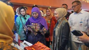 MISI-DAGANG-Gubernur-Jatim-Khofifah-Indar-Parawansa-bersama-Direktur-K.jpg