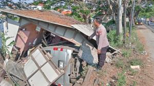 MOBIL-TABRAK-WARUNG-Polisi-saat-mendatangi-lokasi-kecelakaan-di-Jal.jpg