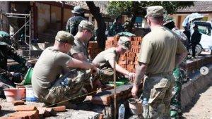 MOMEN-LANGKA-Tentara-Bule-Amerika-Ikut-Nukang-Bareng-TNI-AL-Perbaiki-Gedung-SD-Ternyata-Acara-Ini.jpg