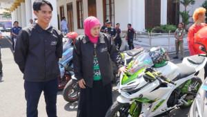 MOTO2-Gubernur-Jawa-Timur-Khofifah-Indar-Parawansa-menerima-Mario-Sur.jpg