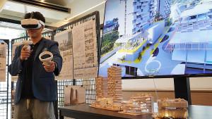Mahasiswa-Architecture-PCU-saat-menggunakan-VR-untuk-melihat-desain-kawasan-Gubeng-Surabaya.jpg