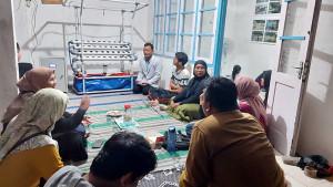 Mahasiswa-PENS-memaparkan-inovasi-sistem-akuaponik-cerdas-APENS-IOT.jpg