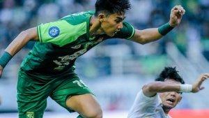 Malik-Risaldi-berebut-bola-dengan-bek-Arema-FC.jpg