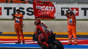 Marc-Marquez-merayakan-kemenangannya.jpg