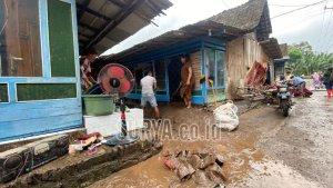 Masyarakat-bergotong-royong-membersihkan-material-banjir-pada-Selasa-422025.jpg