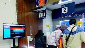 Masyarakat-saat-antre-beli-Tiket-KA-di-Loket-Stasiun-Gubeng.jpg