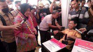 Mensos-Risma-beri-bantuan-warga-disabilitas-di-Tulungagung.jpg