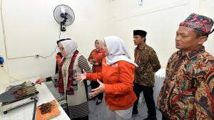 Menteri-P3A-RI-Hj-Arifah-Fauzi-di-UTM-Bangkalan-Madura-Jatim.jpg