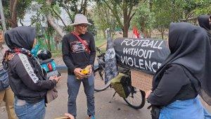 Midun-temui-keluarga-korban-tragedi-Kanjuruhanjpg.jpg