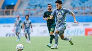 Mikael-Tata-saat-memperkuat-Persebaya-Surabaya.jpg