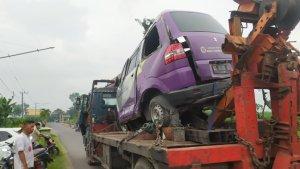 Mobil-ambulans-yang-terlibat-kecelakaan-di-perlintasan-kereta-api-tanpa-palang-pintu-di-Desa.jpg