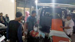 Nenek-S-saat-dibawa-ke-IGD-RSUD-dr-Darsono-Pacitan-Jatim.jpg