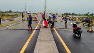 PASANG-GARIS-POLISI-Warga-Desa-Balun-Kecamatan-Turi-Lamongan-memasang.jpg