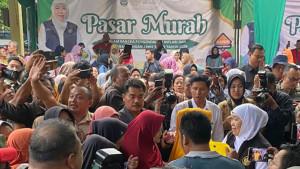 PASAR-MURAH-Gubernur-Jatim-Khofifah-Indar-Parawansa-bersama-Bupati-Sid.jpg