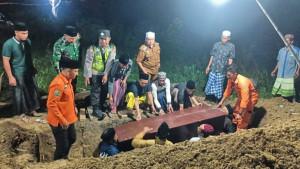 PEMAKAMAN-Prosesi-pemakaman-Abdul-Fattah-18-yang-menjadi-salah-s.jpg