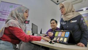 PEMASOK-EMAS-Nasabah-mendengarkan-penjelasan-dari-Senior-Branch-M.jpg