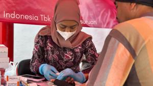 PEMERIKSAAN-KESEHATAN-GRATIS-Salah-satu-warga-saat-m.jpg
