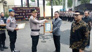 PENGHARGAAN-Kapolres-Tulungagung-AKBP-Muhammad-Taat-Resdi-menye.jpg