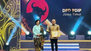PENGHARGAAN-Wakil-Ketua-DPRD-Jatim-Deni-Wicaksono-meraih-penghargaan-JTV.jpg