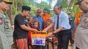 PENYALURAN-BANTUAN-Asisten-I-Pemkab-Sumenep-Ferdiansyah-Tetrajaya-ber.jpg