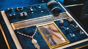 PERHIASAN-ADELLE-JEWELLERY-Model-mengenakan-koleksi-perhiasan-morn.jpg